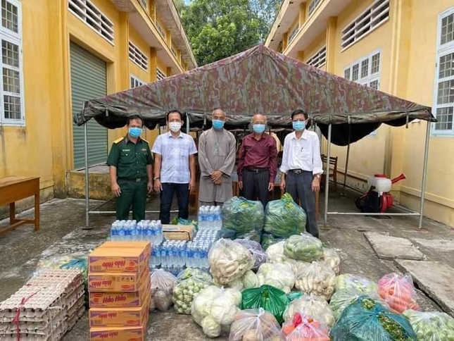 Tặng lương thực, thực phẩm đến khu cách ly