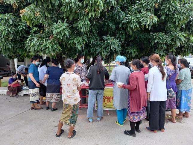 Xếp hàng nhận "Bát cháo nghĩa tình"