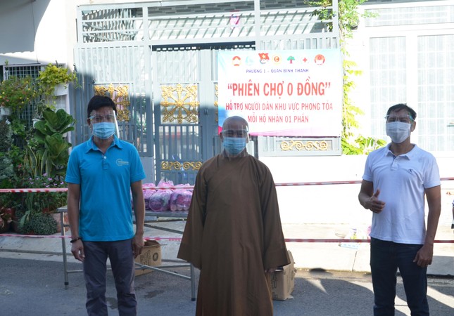 Thượng tọa Thích Tâm Chơn tại “Phiên chợ 0 đồng” sáng 23-6