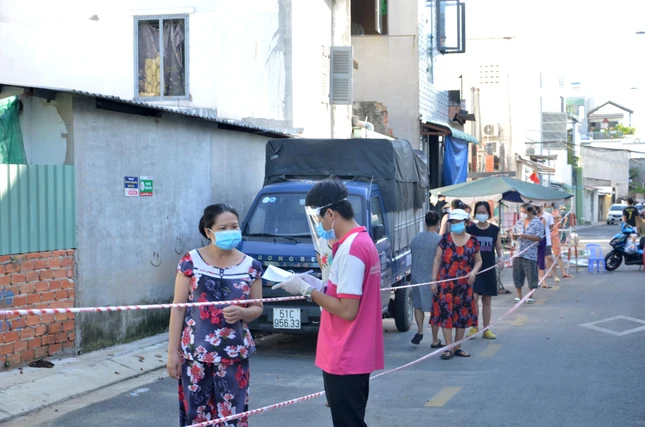 Đại diện Ban Tổ chức lấy danh sách hộ gia đình đi chợ Đại diện Ban Tổ chức lấy danh sách hộ gia đình đi chợ