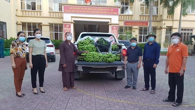 Đại đức Thích Thiền Tuệ cùng đoàn thăm, tặng các nhu yếu phẩm cho vùng cách ly phường Hà Huy Tập (TP.Vinh) Đại đức Thích Thiền Tuệ cùng đoàn thăm, tặng các nhu yếu phẩm cho vùng cách ly phường Hà Huy Tập (TP.Vinh)