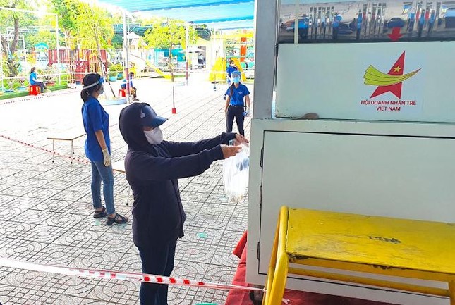 Cây ATM gạo "mọc" lên trong mùa dịch bệnh ở mảnh đất Sài Gòn - TP.HCM Cây ATM gạo "mọc" lên trong mùa dịch bệnh ở mảnh đất Sài Gòn - TP.HCM