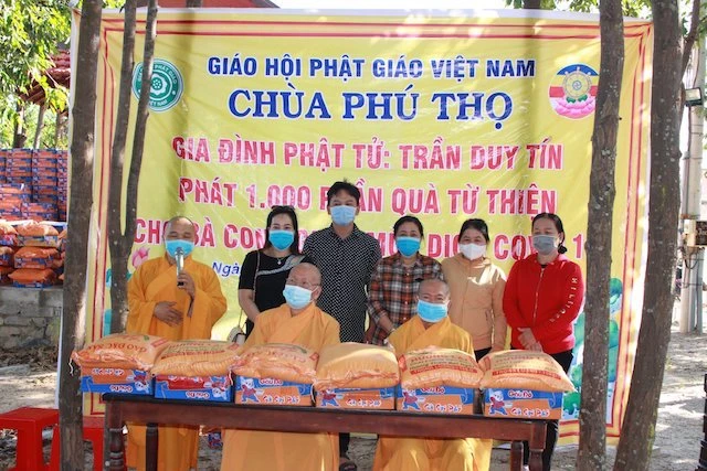 Buổi phát quà tại khuôn viên chùa Phú Thọ