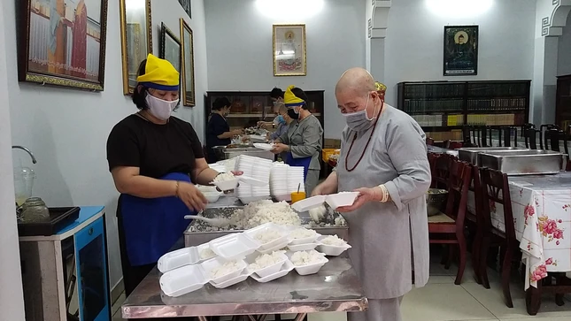 Ni trưởng Thích nữ Từ Nhẫn cùng các Phật tử chuẩn bị các phần cơm - Ảnh: Như Pháp Ni trưởng Thích nữ Từ Nhẫn cùng các Phật tử chuẩn bị các phần cơm - Ảnh: Như Pháp