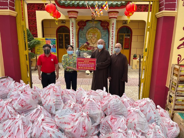 Thượng tọa Thích Huệ Công đại diện chư Tăng Ni trao quà đến chính quyền địa phương để hỗ trợ các hộ nghèo