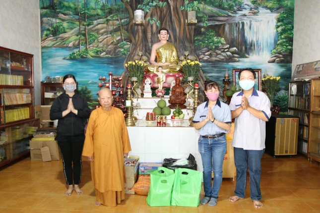 Ni trưởng Thích nữ Vạn Liên, trụ trì tịnh xá Ngọc Quang tiếp nhận quà tặng của Câu Lạc bộ Thanh thiếu niên Phật tử chùa Thiên Tôn Ni trưởng Thích nữ Vạn Liên, trụ trì tịnh xá Ngọc Quang tiếp nhận quà tặng của Câu Lạc bộ Thanh thiếu niên Phật tử chùa Thiên Tôn