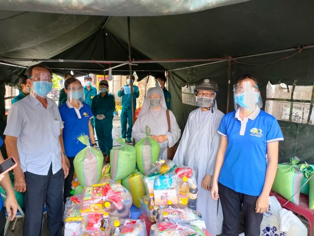 Chư Ni chùa Hoa Đàm trao quà tại khu vực phong tỏa