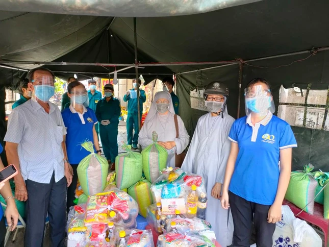 Chư Ni chùa Hoa Đàm trao quà tại khu vực phong tỏa