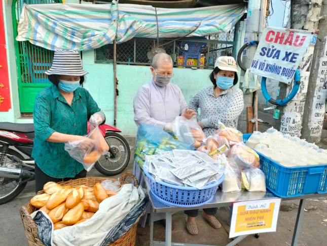 Chùa Hoa Đàm phát phần ăn sáng cho người nghèo
