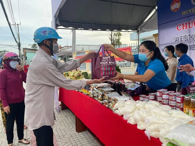 Những mặt hàng trong phiên chợ 0 đồng vừa đa dạng lại thiết thực với người mua