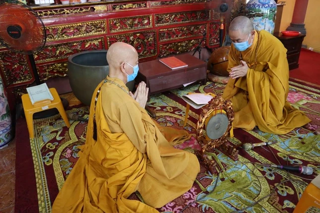 Thượng tọa Thích Thanh Hòa và Thượng tọa Thích Thanh Định đối thú an cư