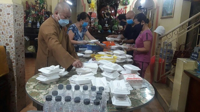 Chư Tăng chùa Vạn Đức và Phật tử chuẩn bị các phần ăn - Ảnh: Trí Chánh