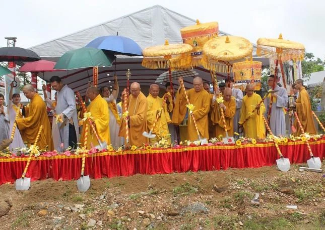 Lễ động thổ khởi công xây dựng chùa Hưng Khánh vào ngày 18-4