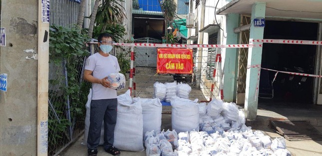 Trưởng nhóm Đạo tràng Ommani đi trao quà