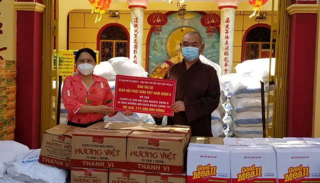 Đại diện UBMTTQVN quận 8 nhận quà hỗ trợ từ Thượng tọa Thích Huệ Công để chuyển đến cho những hộ nghèo, cận nghèo trên địa bàn