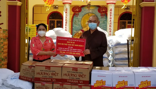Đại diện UBMTTQVN quận 8 nhận quà hỗ trợ từ Thượng tọa Thích Huệ Công để chuyển đến cho những hộ nghèo, cận nghèo trên địa bàn