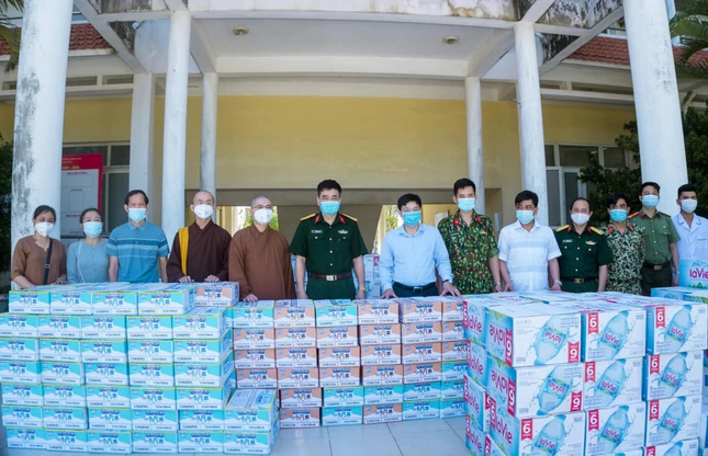 Đại đức Thích Bản Hoài và các thành viên trong đoàn tặng quà tại Trung tâm Giáo dục Quốc phòng - An ninh, Trường Đại học Hồng Đức.