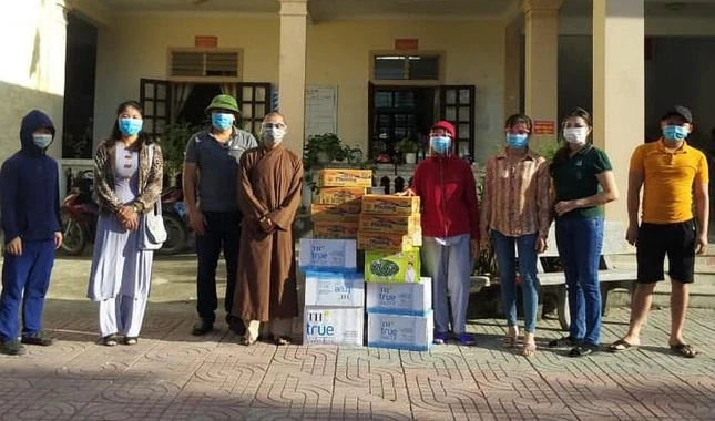 Chư Tăng, Phật tử chùa Lâm Hà trao quà tại trụ sở UBND xã Quỳnh Lâm