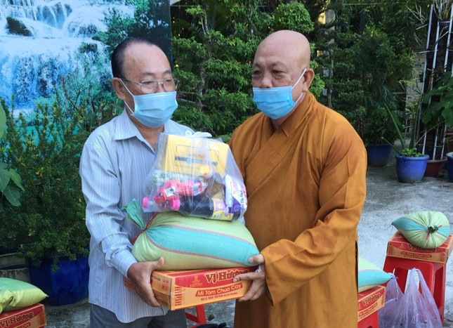 Thượng tọa Thích Thiện Từ tận tay trao tặng những phần quà
