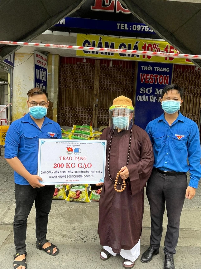 Hòa thượng Thích Minh Thành trao tặng 200 ký gạo