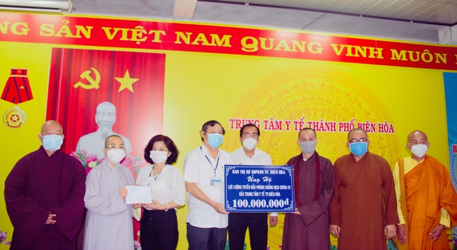 Ủng hộ lực lượng tuyến đầu phòng chống dịch bệnh của Trung tâm Y tế TP.Biên Hòa