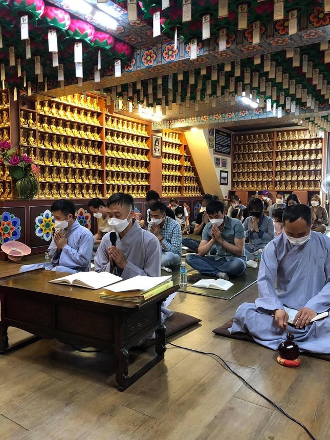 Khóa lễ tụng kinh tại chùa Thành Phật và chùa Minh Trang (Hàn Quốc) - Ảnh: Thiện Chánh