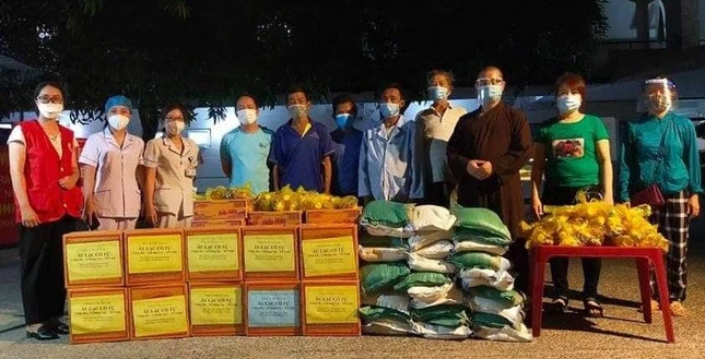 Những phần quà được chuyển tới bệnh nhân chạy thân đang điều trị tại Bệnh viện Giao thông Vận tải Vinh Những phần quà được chuyển tới bệnh nhân chạy thân đang điều trị tại Bệnh viện Giao thông Vận tải Vinh