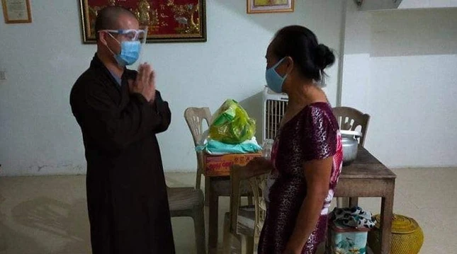 Đại đức Thích Đồng Bảo trực tiếp đến trao quà cho hộ khó khăn sau khi nhận được tin nhắn cần hỗ trợ Đại đức Thích Đồng Bảo trực tiếp đến trao quà cho hộ khó khăn sau khi nhận được tin nhắn cần hỗ trợ