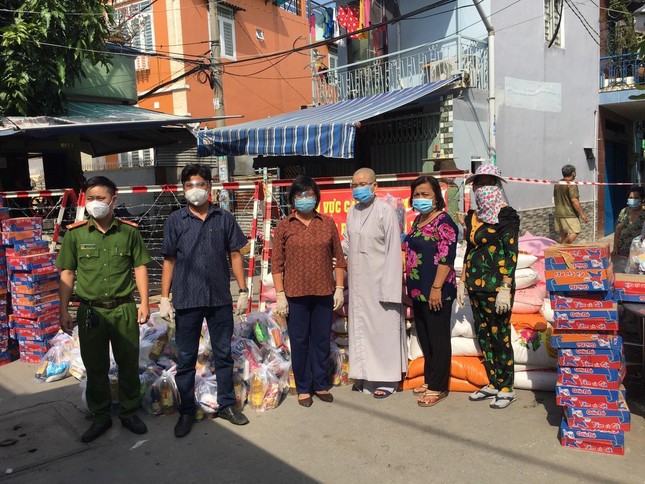 Sư cô Thích nữ Diệu Sơn cùng đoàn trao quà Sư cô Thích nữ Diệu Sơn cùng đoàn trao quà