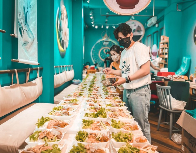 Các bạn trẻ ở quán chay Thanh Lạc chuẩn bị các phần ăn