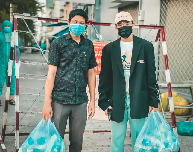 Mang những phần ăn đến những khu vực bị phong tỏa Mang những phần ăn đến những khu vực bị phong tỏa