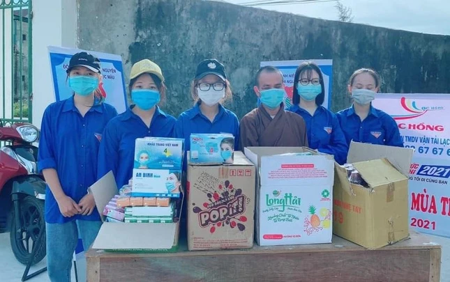 Đại đức Thích Tâm Ngọc, trụ trì chùa Yên Thái đồng hành cùng tình nguyện viên và các thí sinh