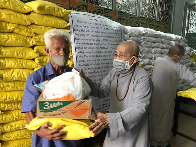 Ni trưởng Thích nữ Từ Nhẫn trao quà trong sáng nay