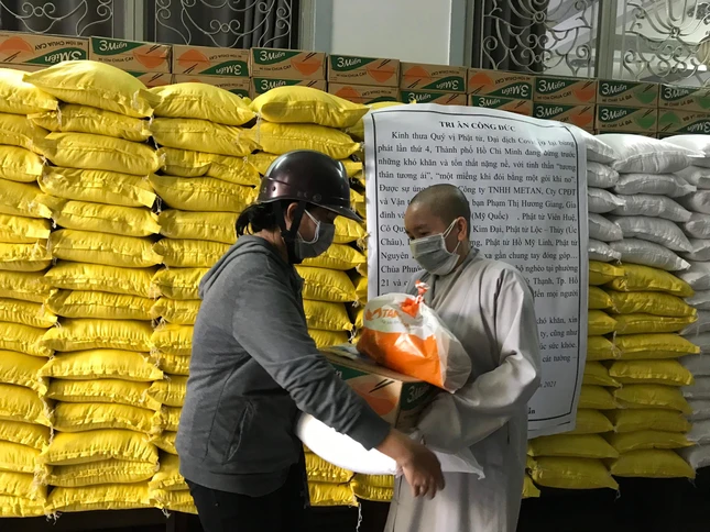 Ni sư Như Nguyệt, Phó Viện trưởng Học viện Phật giáo VN tại TP.HCM, môn đồ của Ni trưởng Từ Nhẫn trao quà sáng 7-7