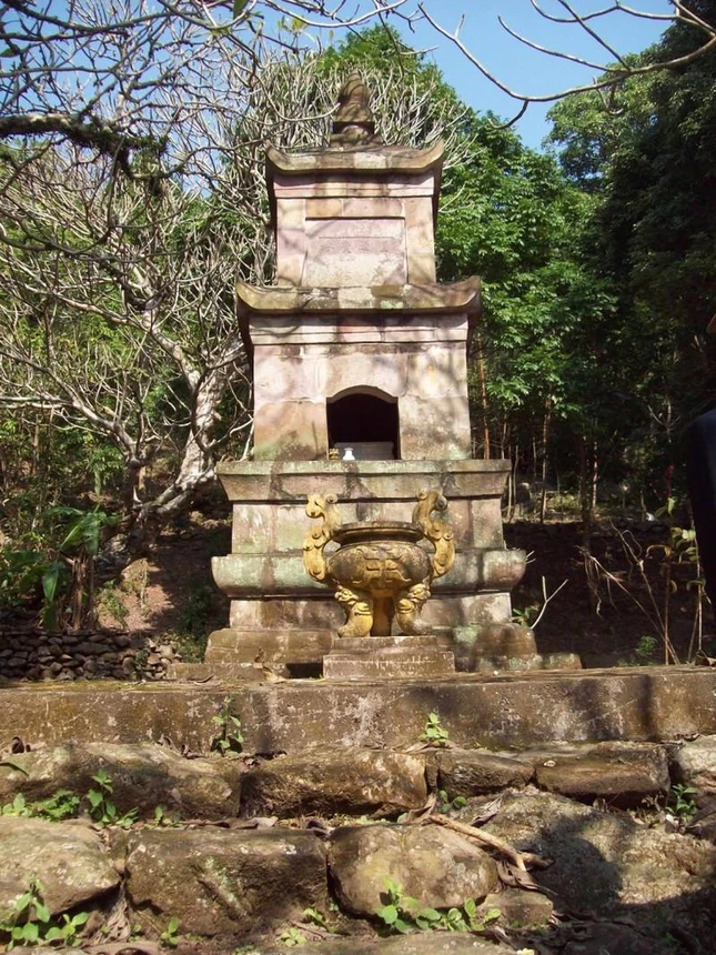 Viên Thông bảo tháp ở chùa Thanh Mai