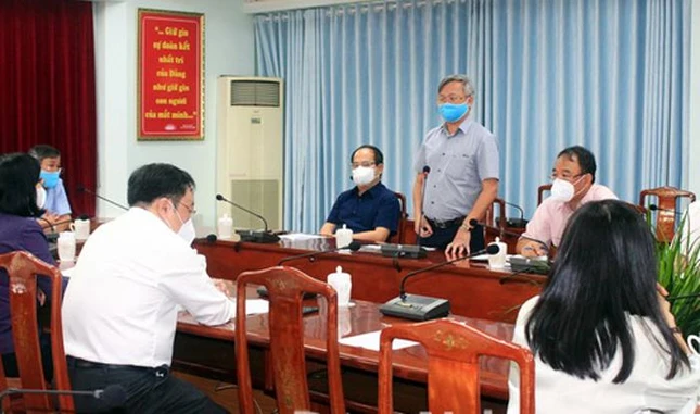 Chủ tịch UBND tỉnh Cao Tiến Dũng phát biểu tại cuộc họp phòng chống dịch Covid-19, chiều 8-7