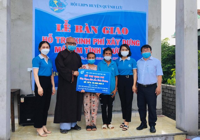 Bàn giao nhà “Mái ấm tình thương” đến gia đình chị Chính