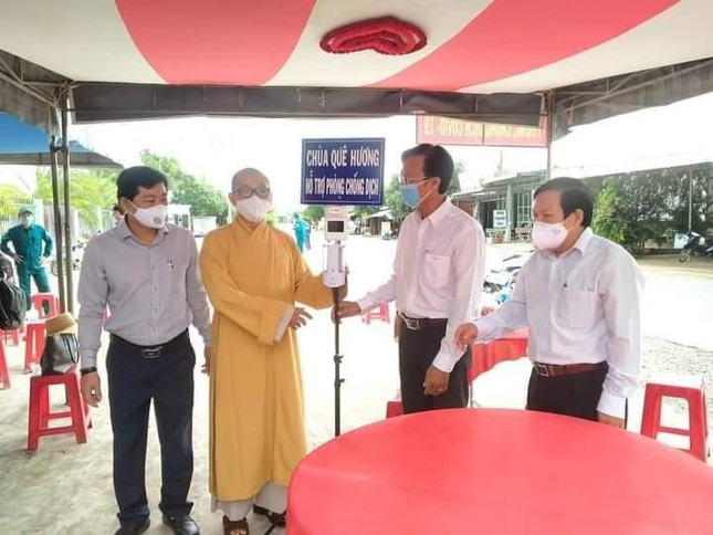 Đại đức Thích Phước Huệ tặng máy đo thân nhiệt gắn liền nước sát khuẩn tự động tại chốt kiểm soát xã Phú Hiệp