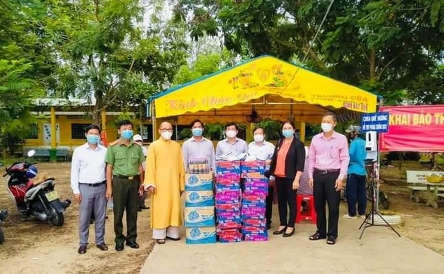 Tặng quà tại chốt xã Hòa Bình