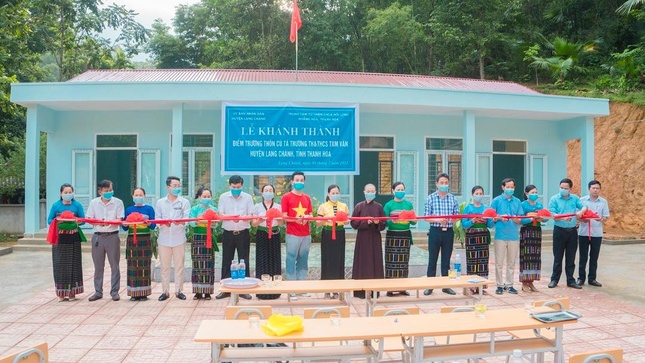 Các đại biểu cắt băng khánh thành chính thức đưa vào sử dụng điểm trường thôn Cú Tá