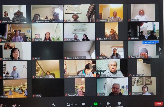 Phật tử tham dự một khóa tu trực tuyến Phật tử tham dự một khóa tu trực tuyến