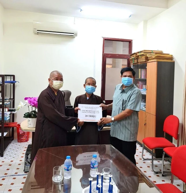 Chư tôn đức trao số tiền 20 triệu đồng ủng hộ quỹ mua vắc-xin phòng chống Covid-19