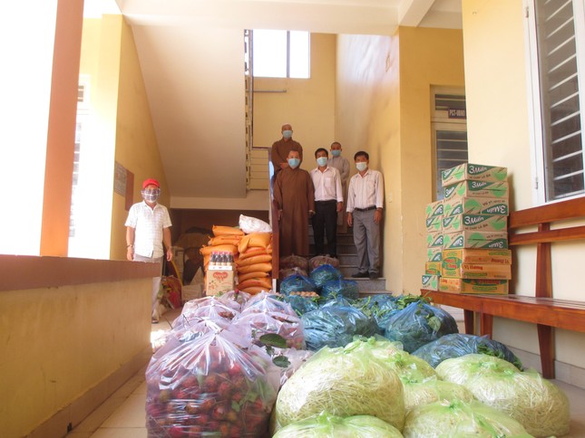 Đoàn thiện nguyện Phật giáo huyện Xuân Lộc tại UBND xã Xuân Trường