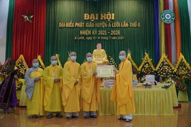 Tập thể và cá nhân nhận bằng tuyên dương công đức