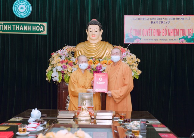 Đại đức Thích Nguyên Quang nhận quyết định bổ nhiệm trụ trì chùa Nhâm Sơn