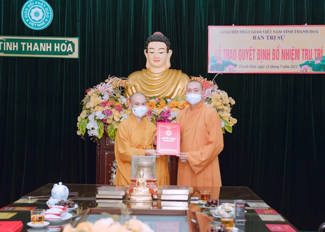 Đại đức Thích Nguyên Quang nhận quyết định bổ nhiệm trụ trì chùa Nhâm Sơn