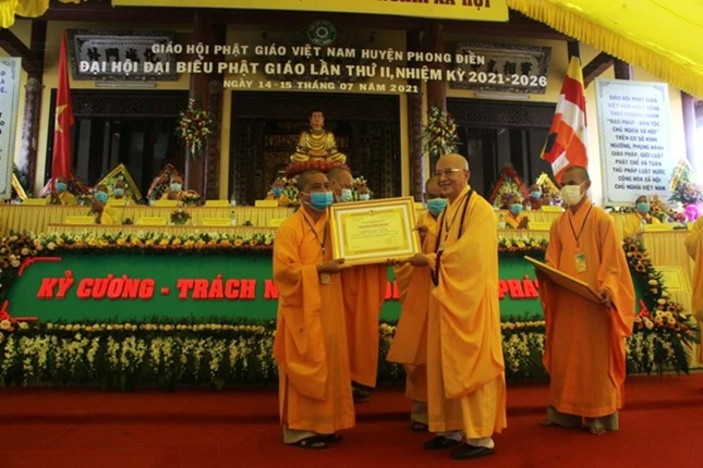 Đại diện Ban Trị sự Phật giáo tỉnh tặng bằng tuyên dương công đức