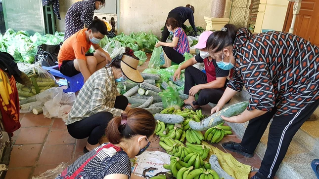 Phật tử chùa Vĩnh Phúc phân loại để đóng gói rau, củ, quả