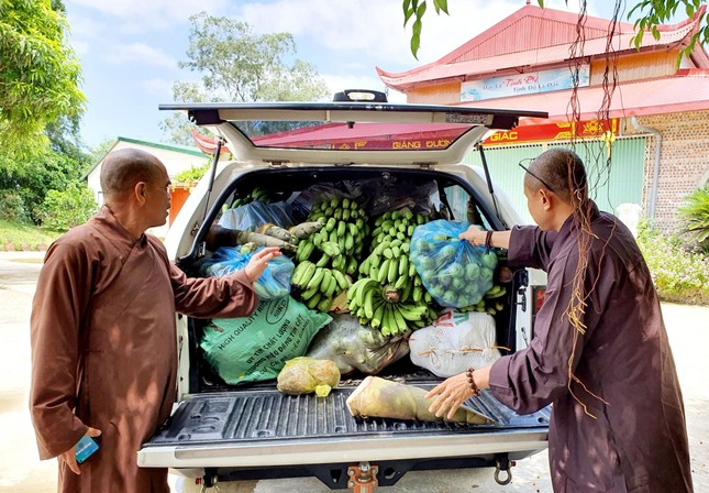 Chư Tăng chùa Đức Hậu trực tiếp đi thu gom hàng nông sản do bà con, Phật tử đóng góp Chư Tăng chùa Đức Hậu trực tiếp đi thu gom hàng nông sản do bà con, Phật tử đóng góp