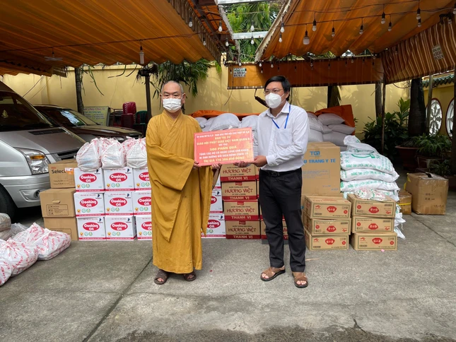 Thượng tọa Thích Huệ Công trao quà để vận chuyển đến các hộ dân nghèo trên địa bàn